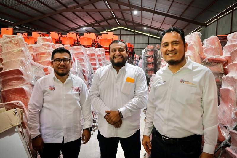 Inicia Gobierno de Oaxaca histórica entrega de mobiliario escolar en el Istmo
