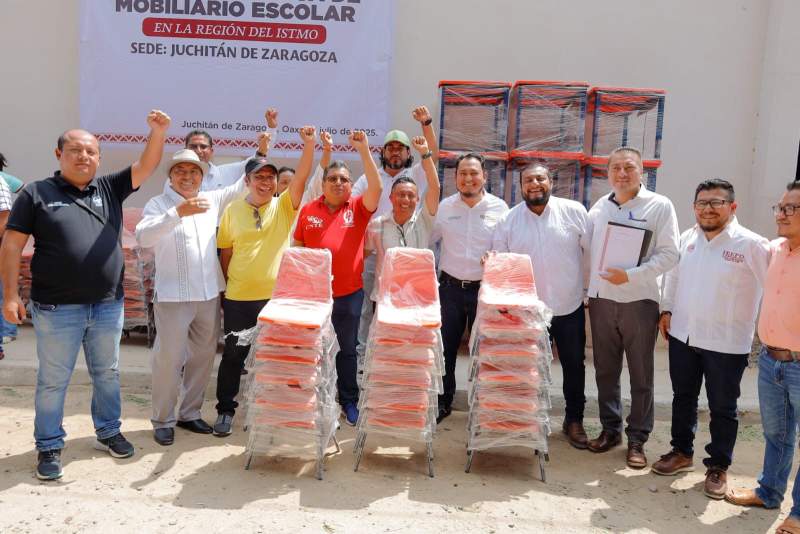 Reconoce Miguel Quetu gestión de Salomón Jara y la sección 22 ante el gobierno federal, para entrega de mobiliario a escuelas de Juchitan.