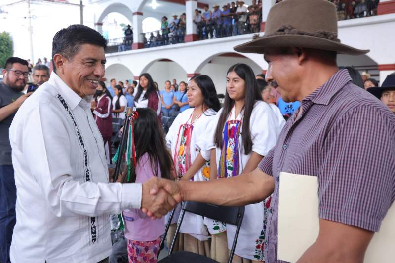 Refrenda Salomón Jara compromiso con el desarrollo de Villa Hidalgo Yalalag