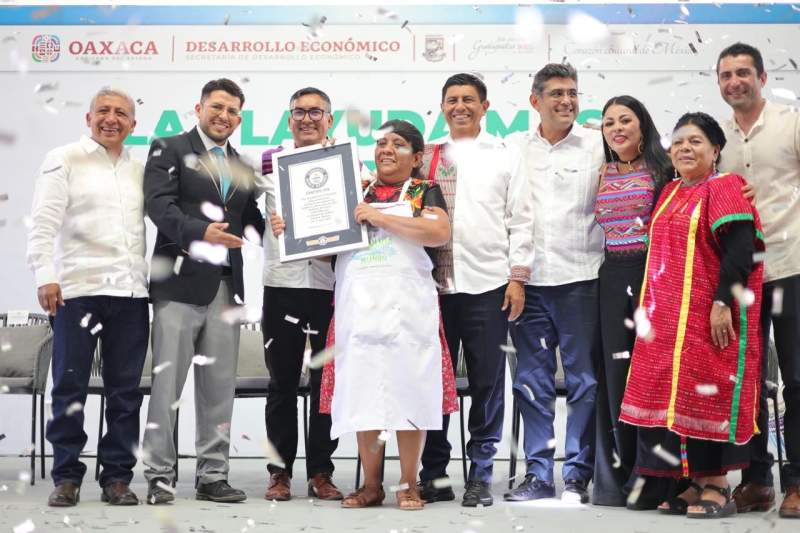 *Rompe Oaxaca Récord Guinness con la línea de tlayuda más grande del mundo*