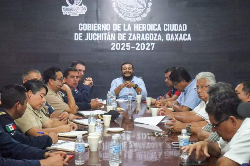 GOBIERNO DE JUCHITÁN, SEMAR Y CONAGUA INICIAN COORDINACIÓN PARA DRAGAR EL RÍO LAS NUTRIAS .
