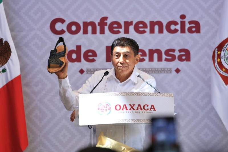 Acompaña Salomón Jara a Villa Hidalgo Yalalag en proceso de reparación tras plagio de diseño de huaraches