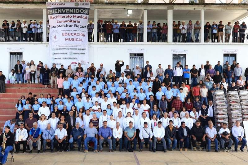 Con inversión de más de 8 mdp, Salomón Jara entrega mobiliario a 60 escuelas de la Sierra de Juárez