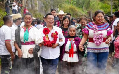 Entrega diputado Benjamín Viveros Montalvo a Tecuanapam pergamino con la denominación de Núcleo Rural y Categoría Administrativa de Agencia Municipal
