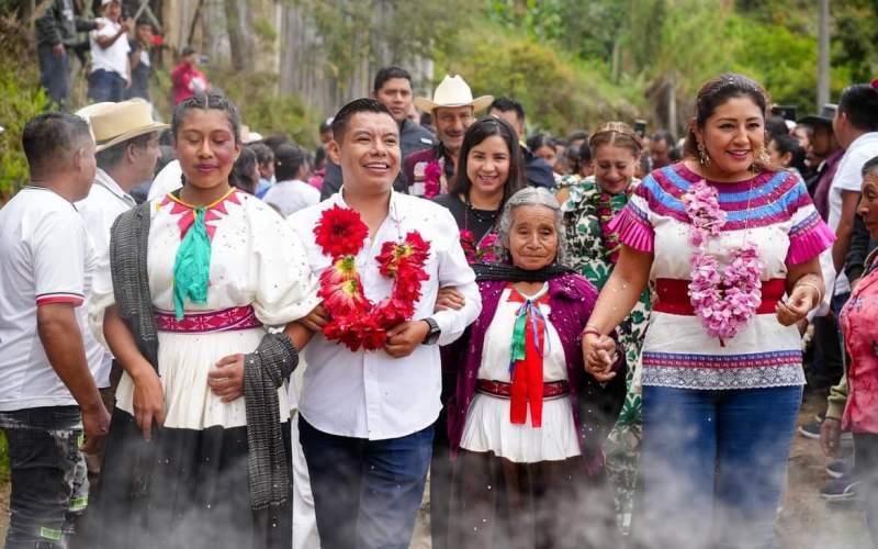 Entrega diputado Benjamín Viveros Montalvo a Tecuanapam pergamino con la denominación de Núcleo Rural y Categoría Administrativa de Agencia Municipal