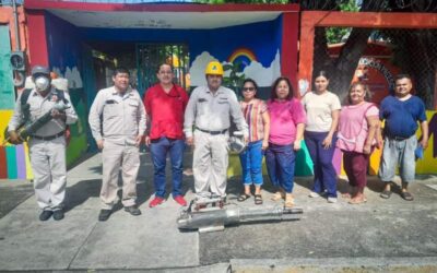 Gobierno Juchiteco realiza jornada de fumigación en escuelas previo al regreso a clases.