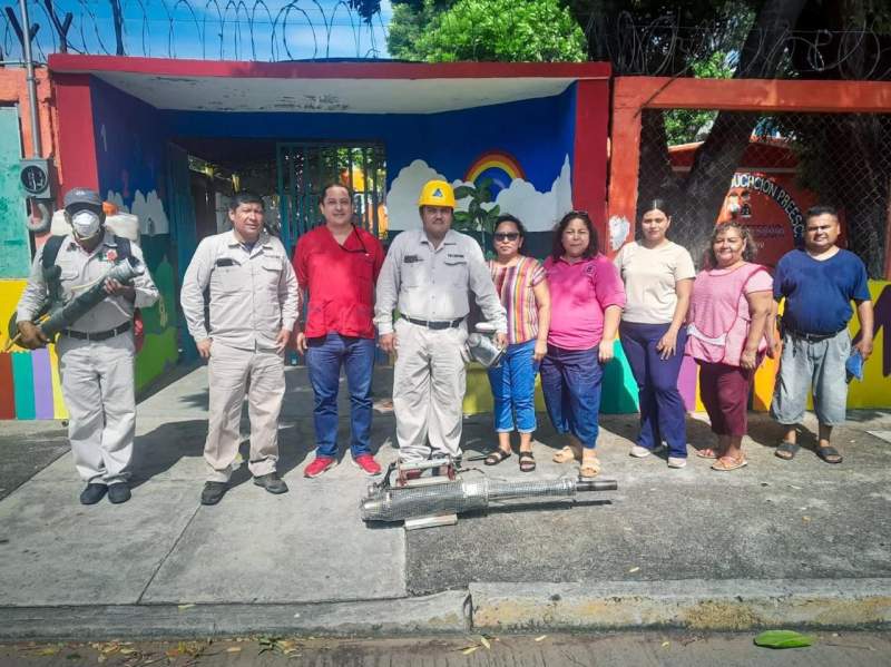 Gobierno Juchiteco realiza jornada de fumigación en escuelas previo al regreso a clases.