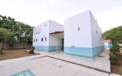 Inaugura Salomón Jara la ampliación de un Centro de Salud y entrega mobiliario escolar en la agencia Barra de Colotepec