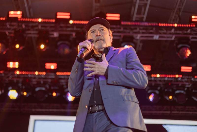 Llena Rubén Blades de salsa y conciencia social la Alameda de León