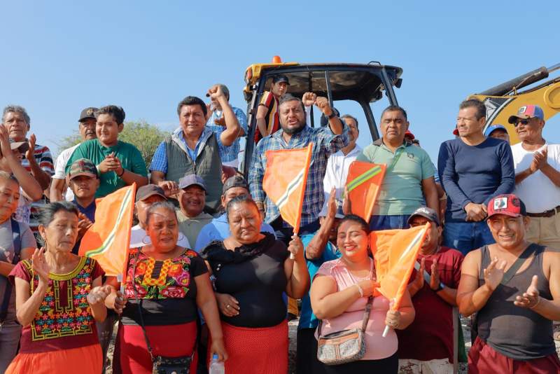 Miguel Quetu construye compuerta en la Laguna Santa Cruz para garantizar mayor producción de camarón