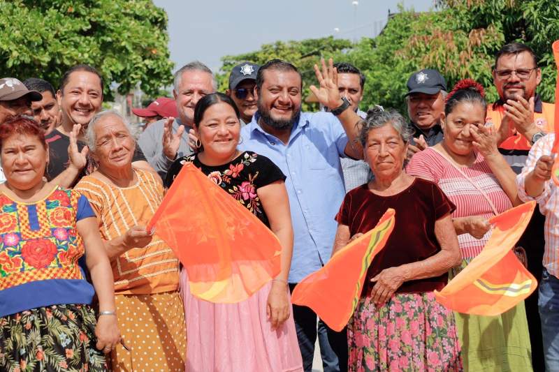 Miguel Quetu sigue rehabilitando más puntos del drenaje colapsado para proteger la salud de las familias de Juchitan.
