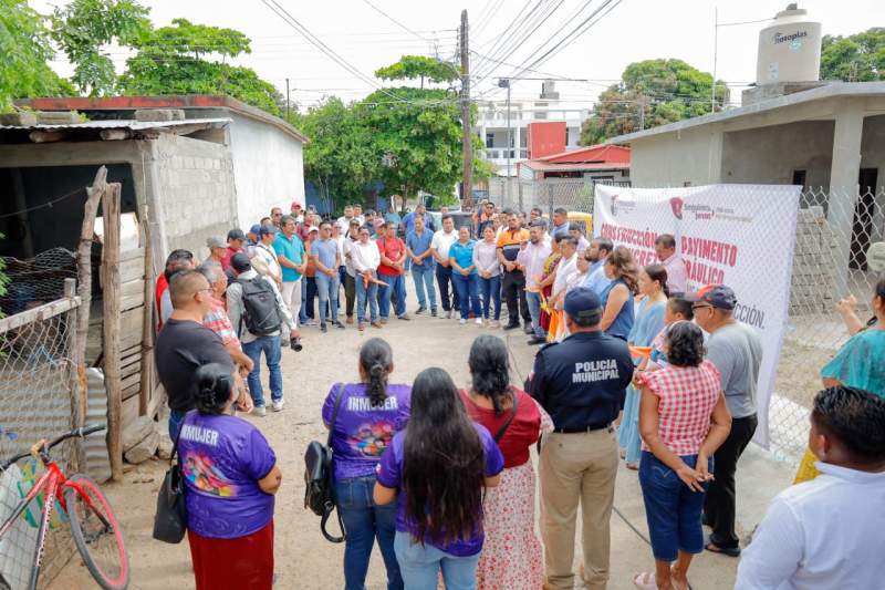 Miguel Sánchez inicia la pavimentación del callejón Miércoles Santo para dar a las familias del barrio Panteón Viejo un camino digno