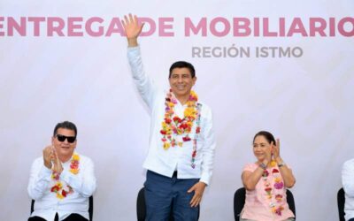 Prioriza Salomón Jara entornos estudiantiles con la entrega mobiliario a escuelas de Salina Cruz