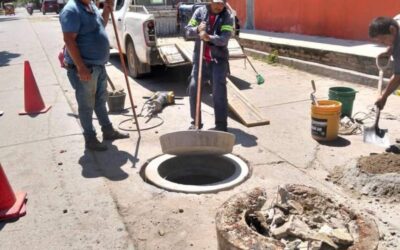 Reposición de tapas del drenaje: una acción permanente del Gobierno juchiteco para prevenir accidentes