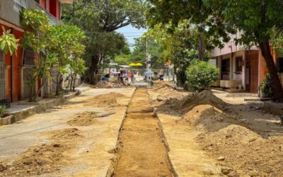 ¡El drenaje colapsado ya no espera! Gobierno juchiteco trabaja junto a vecinos para resolverlo