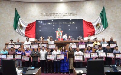 Entrega Congreso local Pergamino que reconoce como elementos culturales identitarios la iconografía y bordados de San Antonino Castillo Velasco