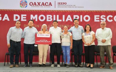 Entrega Salomón Jara mobiliario a 102 escuelas de educación básica en Valles Centrales