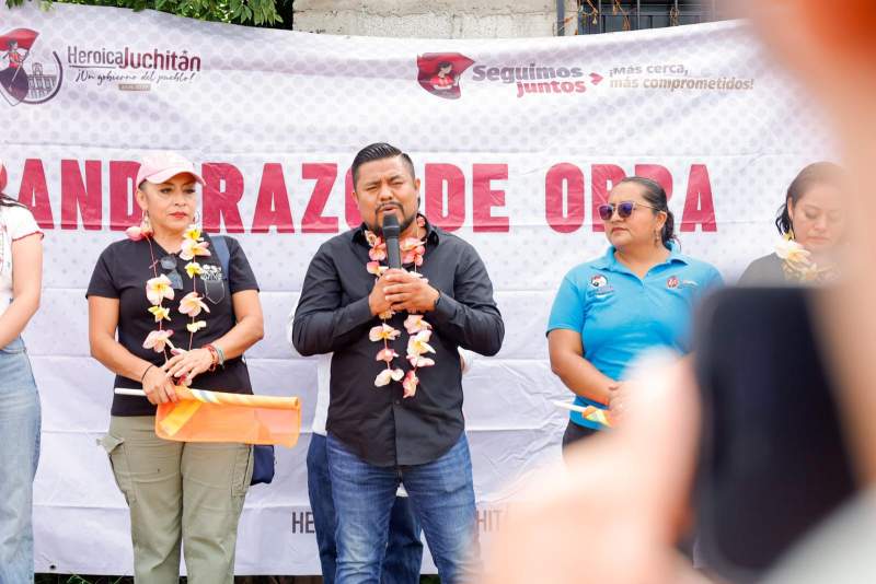 Gobierno juchiteco anuncia pavimentación que mejora la conexión de colonias al norte de la ciudad