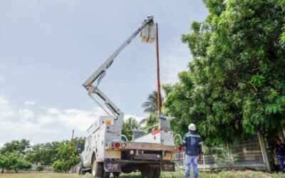 Gobierno Juchiteco inicia la instalación de reflectores les en el campo CALIDRA para ampliar las horas de juego y convivencia.