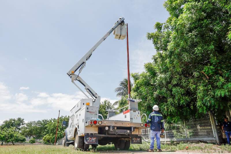 Gobierno Juchiteco inicia la instalación de reflectores les en el campo CALIDRA para ampliar las horas de juego y convivencia.
