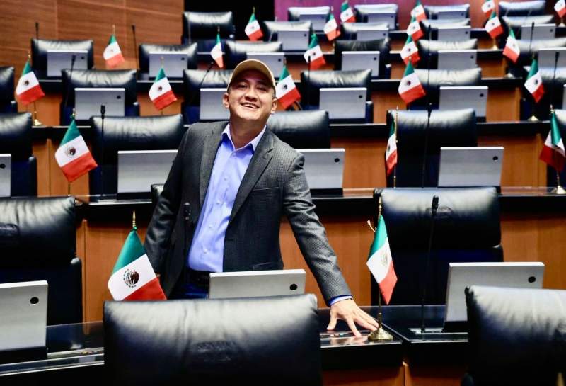 Pide  Nino Morales gritar Viva México exaltando raíces indígenas