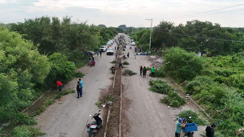 Trabajadores del gobierno Juchiteco se suman con tequio a la recuperación del puente burra, en la séptima sección
