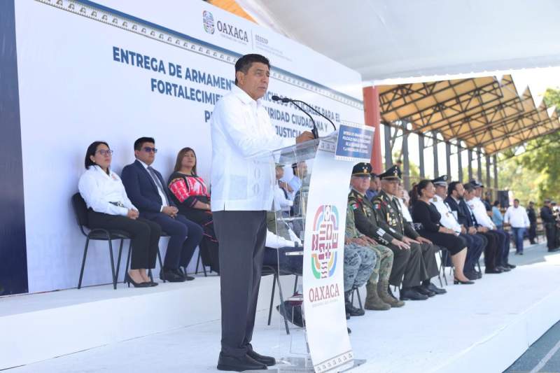 Refuerza Gobernador Salomón Jara seguridad ciudadana con entrega de más de 79 mdp en armamento y vehículos a corporaciones policiales