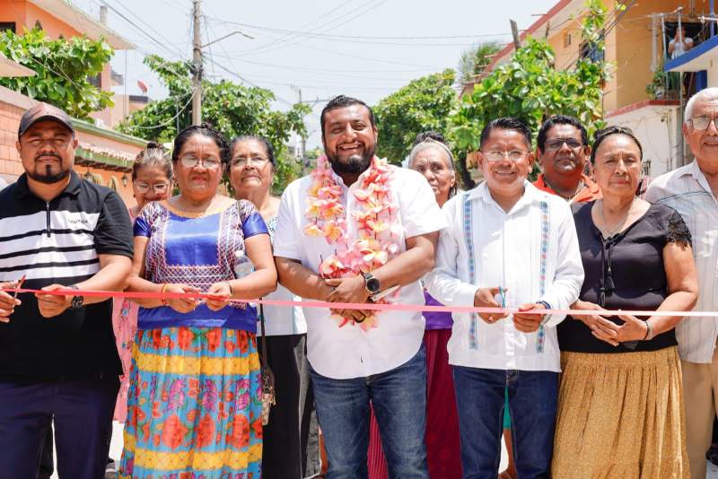 Vecinos de la segunda sección celebran la entrega del nuevo drenaje en la avenida Alvaro Obregón