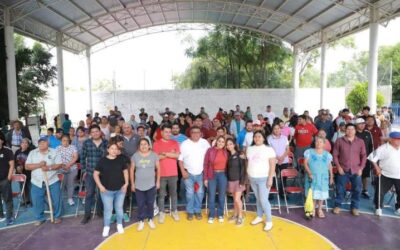 Con cercanía y compromiso, Tania López López escucha a las familias de Xoxocotlán.