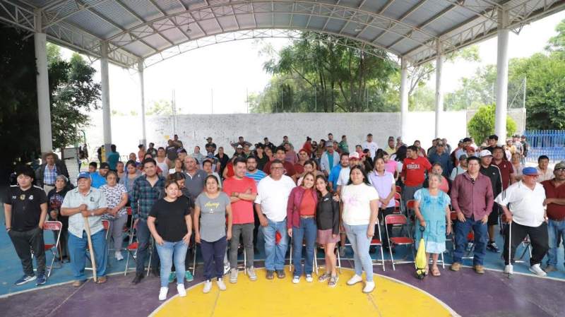 Con cercanía y compromiso, Tania López López escucha a las familias de Xoxocotlán.