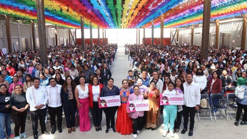 Entrega Sebienti más de mil 800 créditos a la palabra Mujer Primavera