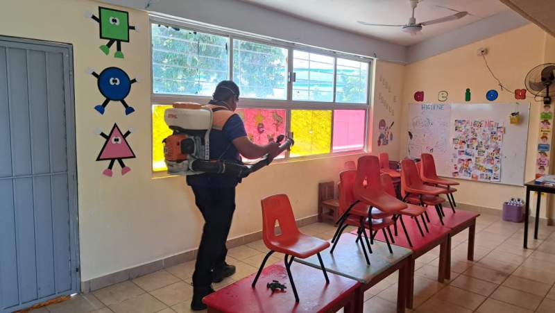 Gobierno de Juchitán sanitiza 29 escuelas dentro del operativo municipal contra el virus Coxsackie