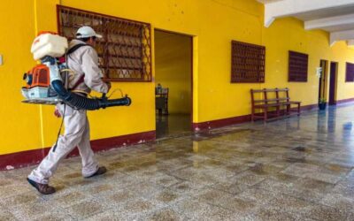 Gobierno juchiteco realiza jornada de fumigación en escuelas de Chicapa de Castro para prevenir enfermedades