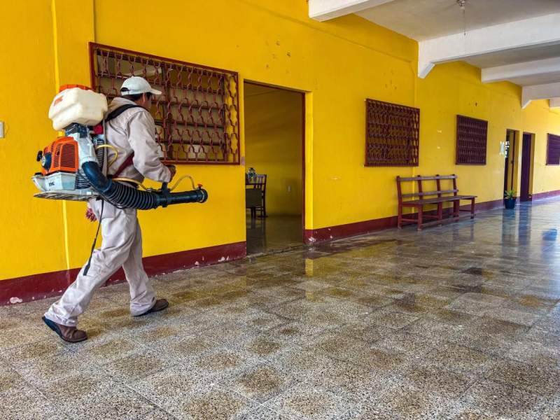 Gobierno juchiteco realiza jornada de fumigación en escuelas de Chicapa de Castro para prevenir enfermedades