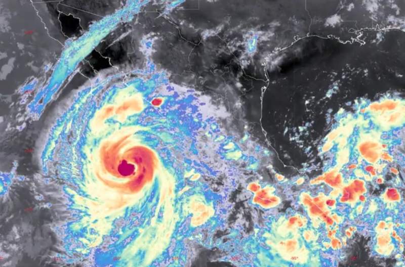 huracan-priscilla-se-intensifica-a-categoria-2-frente-a-costas-de-mexico-genera-alertas-por-lluvias-intensas