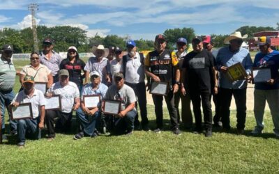 Marco Hernández entrega reconocimientos a exbeisbolistas de los Venados del Espinal