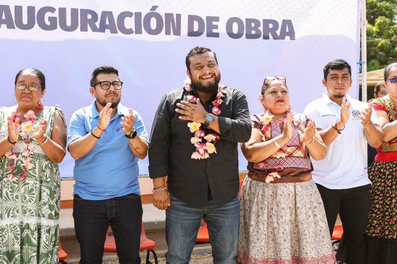 Miguel Quetu entrega aula, sanitarios y cisterna en la primaria Miguel Hidalgo