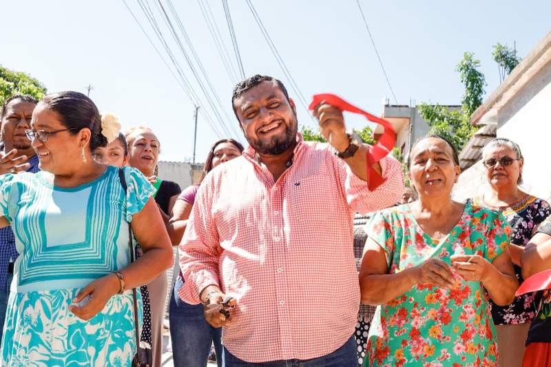 Miguel Sánchez inaugura la pavimentación del Callejón Miércoles Santo, en la Sexta Sección