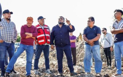 Miguel Sánchez supervisa construcción de compuerta que permitirá una mayor producción pesquera