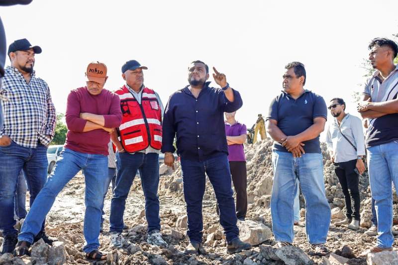 Miguel Sánchez supervisa construcción de compuerta que permitirá una mayor producción pesquera