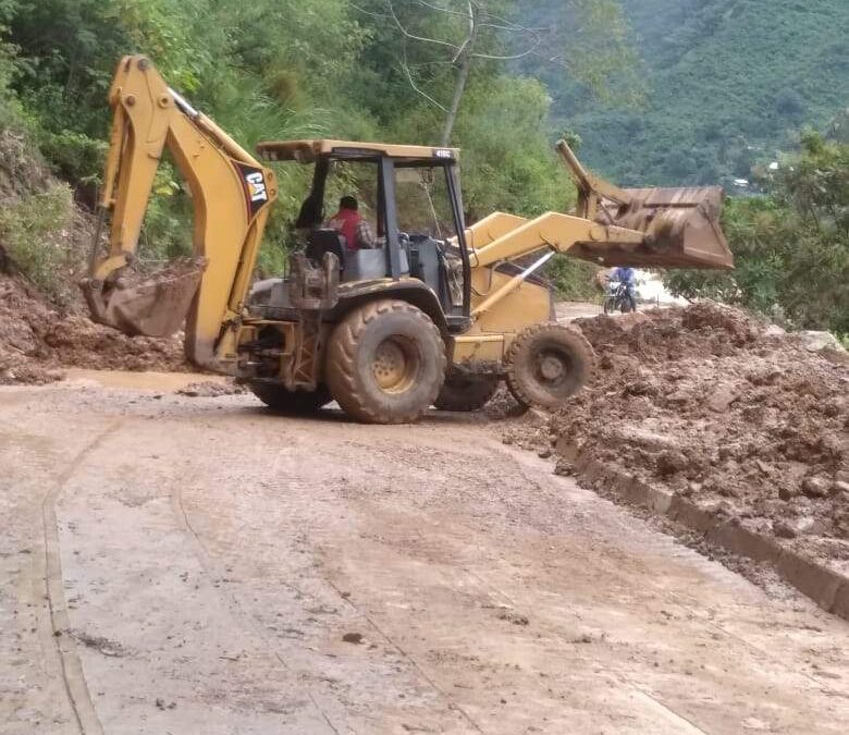Realiza Gobierno de Oaxaca reapertura de caminos afectados por derrumbes en la Sierra Sur, Mixteca y Costa