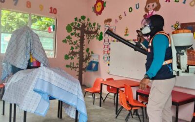 Más escuelas son beneficiadas con la jornada de sanitización contra el virus coxsackie en Juchitán