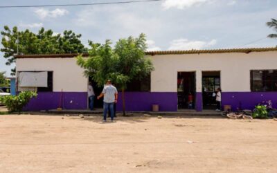 Gobierno Juchiteco cumple petición de revestir el camino a la escuela Cristóbal Colón