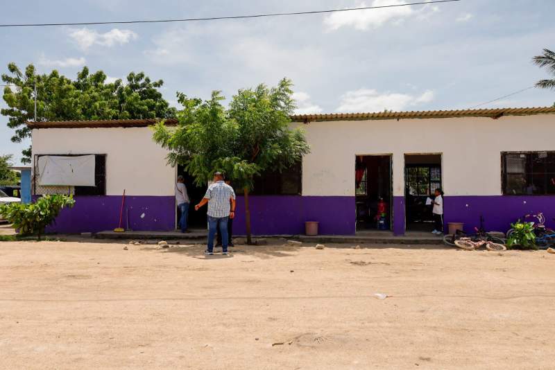Gobierno Juchiteco cumple petición de revestir el camino a la escuela Cristóbal Colón