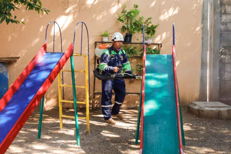 Gobierno Juchiteco inicia sanitizacion en escuelas para proteger a la niñez ante el virus COXSACKIE