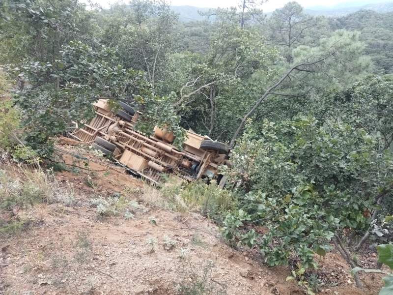 29 personas lesionadas deja volcadura de autobús en Oaxaca