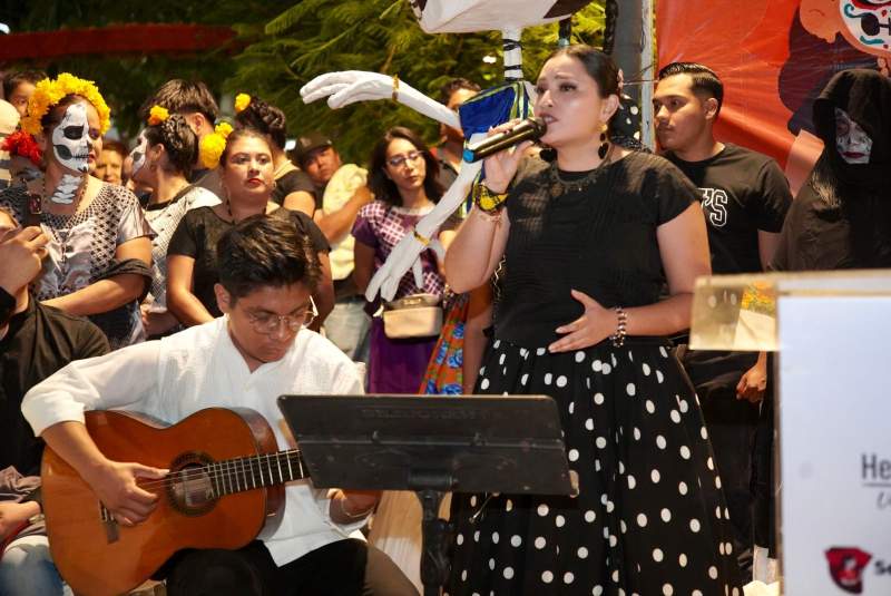 El DIF Juchitán celebra las tradiciones mexicanas con comparsa y concurso de catrines y catrinas