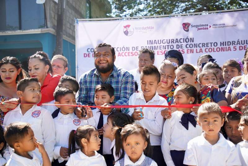 Entrega Miguel Quetu camino digno para escuelas y vecinos de la Colonia 5 de Abril