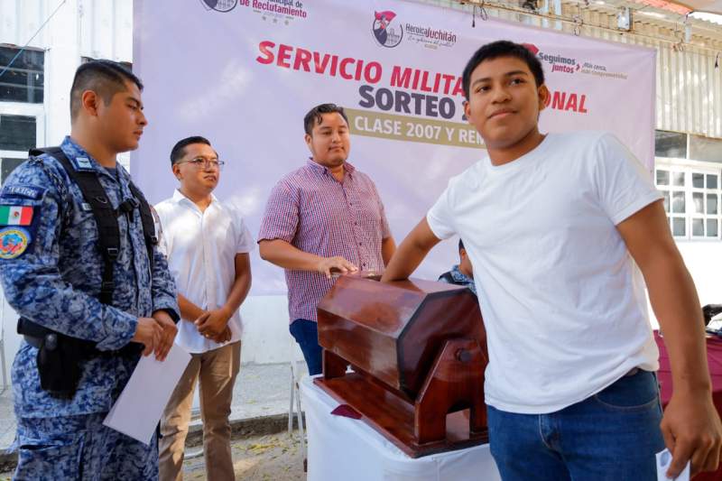 Jóvenes juchitecos listos para cumplir su Servicio Militar; Ayuntamiento y Sedena realizan sorteo de la Clase 2007 y Remisos