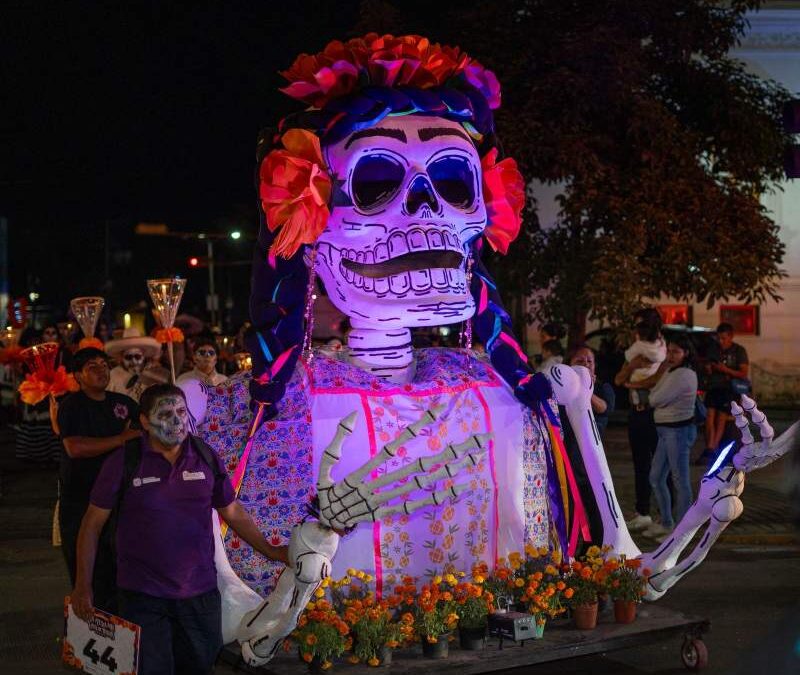 Las calles de Oaxaca se llenan de vida con la Gran Comparsa del Día de Muertos